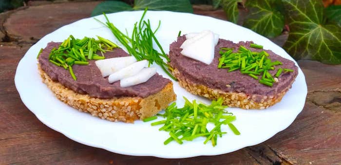 Makrobiotikus ételekkel a női egészségért (Babkrémes szendvics újhagymával)