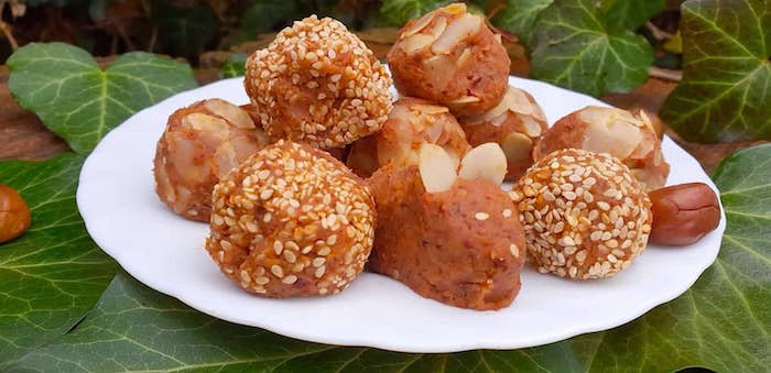 Főtt szelídgesztenye-golyók mandulapehellyel és pirított szezámmaggal