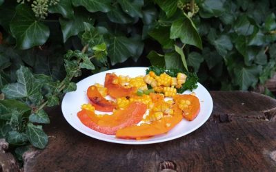 Sült sütőtök szeletek, főtt kukorica szemekkel