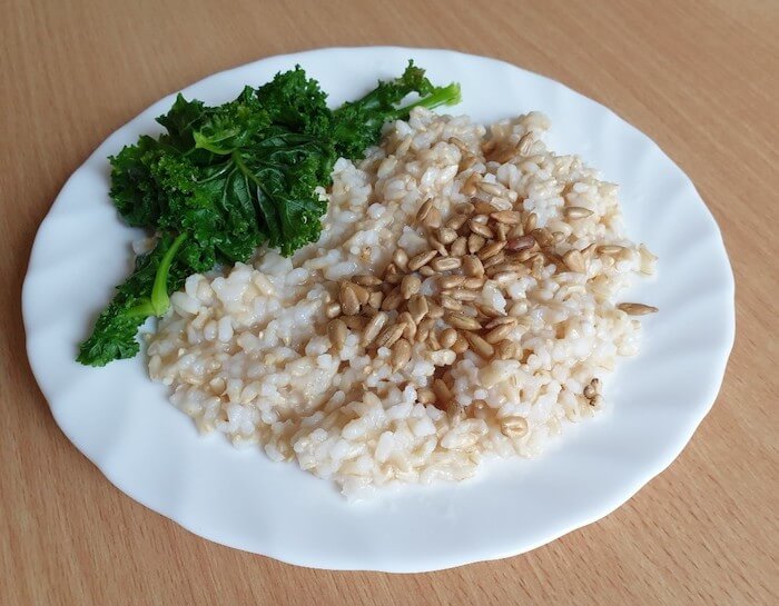 Főtt barnarizs blansírozott fodros kellel és szárazon pirított napraforgómaggal