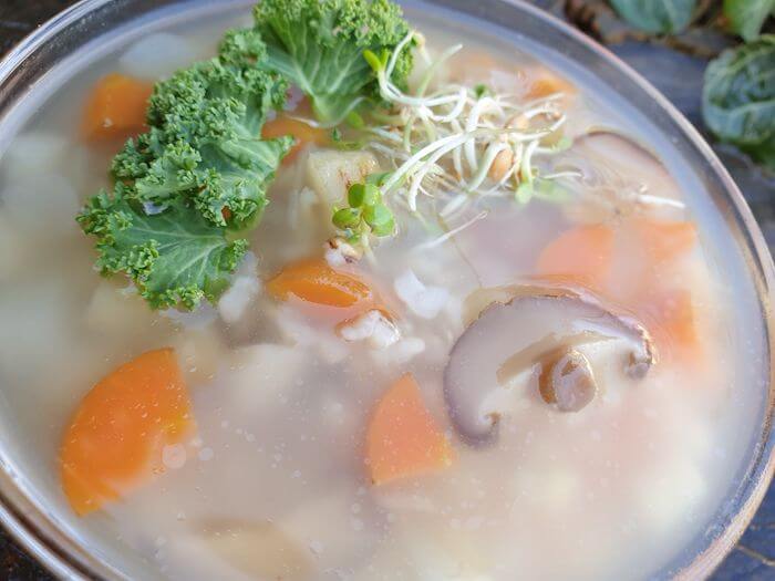 Shiitake gombás zöldségleves árpával