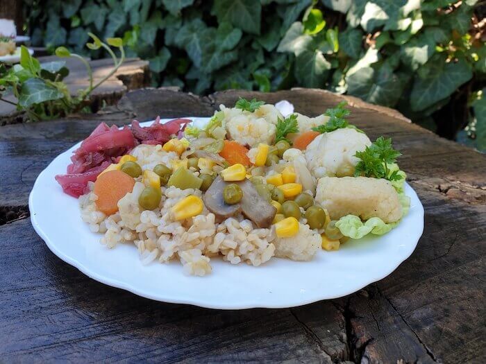 Blansírozott karfiol kukoricával és gombával