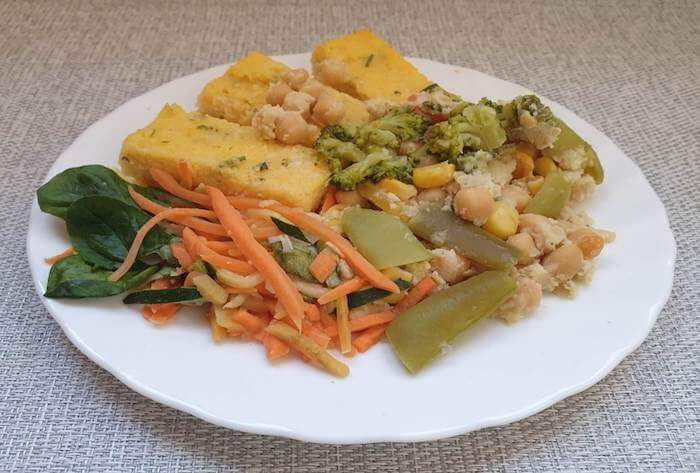 Csicseriborsó ragu brokkolival, zöldbabbal és kukoricaszemekkel, petrezselymes polenta darabok, gyufaszálra vágott párolt zöldségek