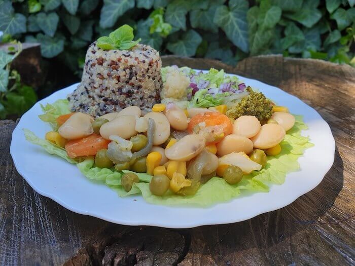 Fehér bab quinoaval kínai kel lilahagyma