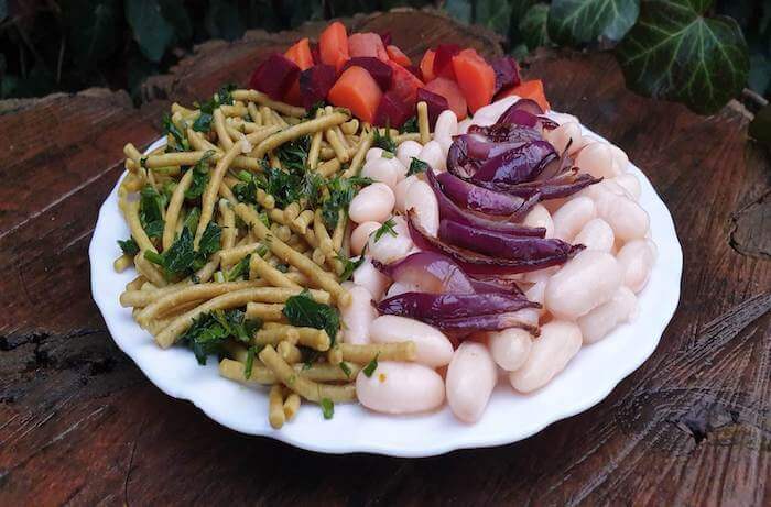 Főtt fehérbab, olajban dinsztelt lilahagyma, petrezselymes kölestészta, főtt cékla és sárgarépa saláta