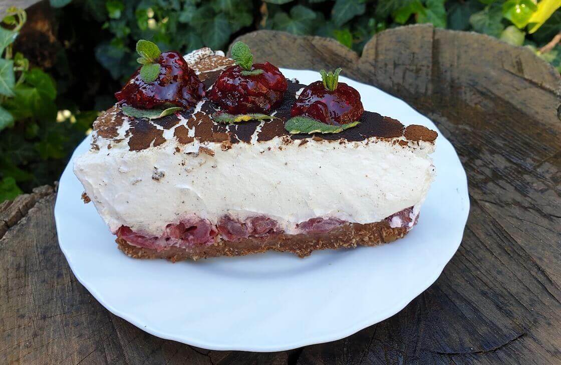 Kókuszkrémes meggyes torta