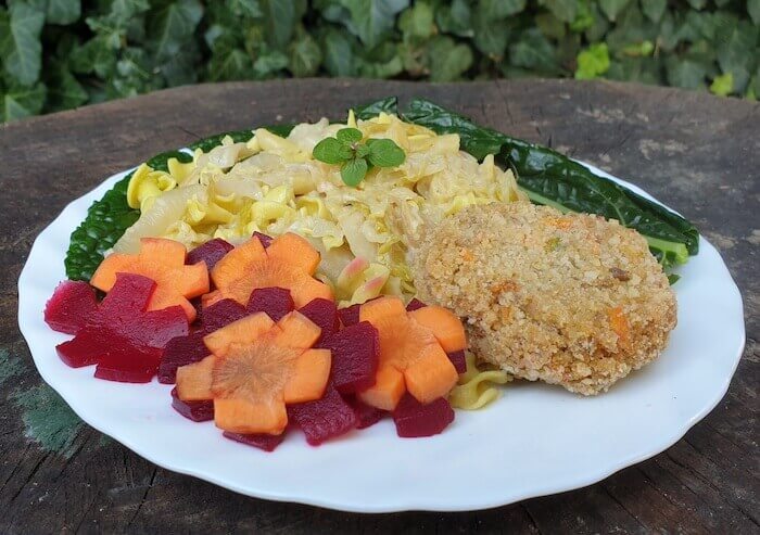 Káposztás kölestészta, céklás sárgarépás salátával és csicseriborsó fasírttal